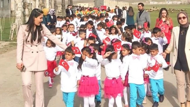 Van'da köy yürüyüşüylü 23 Nisan kutlama