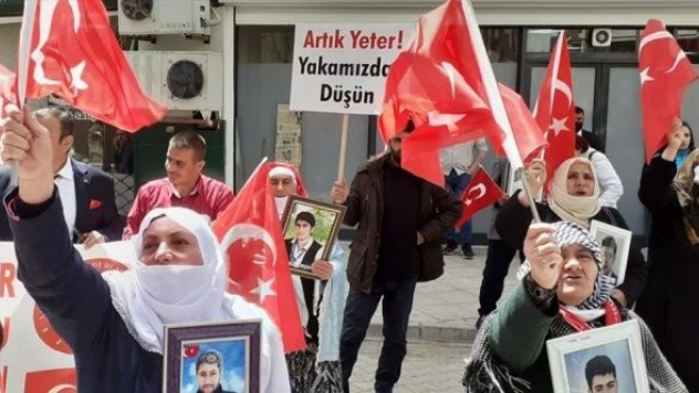 Vanlı aileler çocukları için HDP önünde buluştu