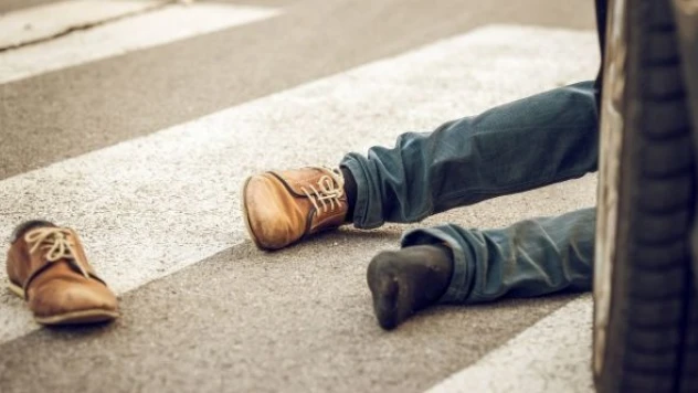 Yolun karşısına geçmek isterken hayatından oldu