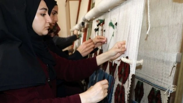 Ağrılı kadınlar Anadolu motiflerini ilmek ilmek kilimlere işliyor