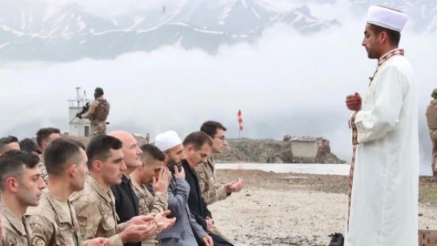Bakan Soylu, bayram namazını Zirvin Tepe Üs Bölgesi'ndeki askerlerle kıldı