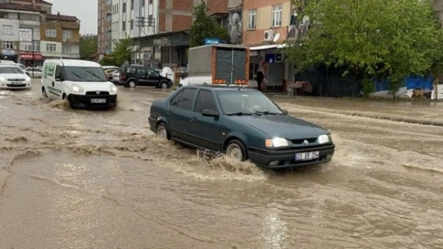 Elazığ'da sağanak yine yaşamı felç etti!