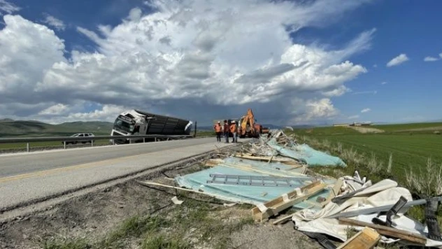 Erzurum'da cam yüklü TIR devrildi!