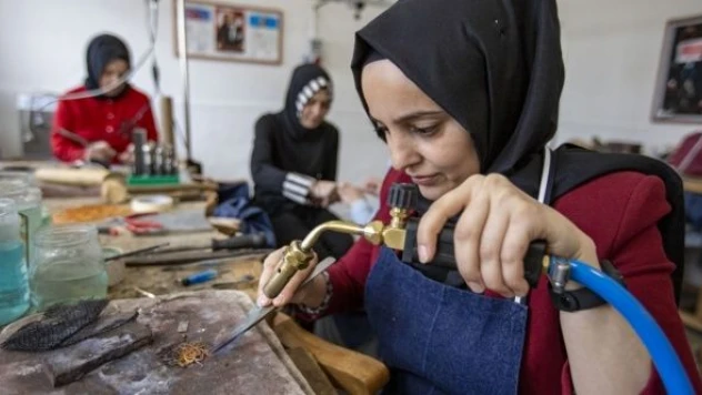 Erzurumlu kadınlar kuyumcu olma yolunda ilerliyor