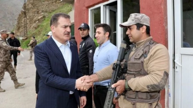 Hakkari Valisi Akbıyık, güvenlik güçleriyle bayramlaştı