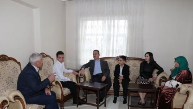 Hakkari Valisi Akbıyık, şehit ailesi ve hastalarla bayramlaştı