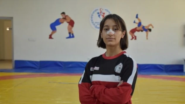 Hakkarili Nurgül güreşte dünya üçüncüsü oldu!
