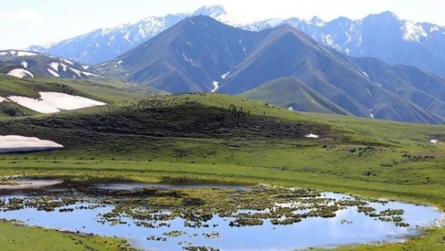 Iğdır ile Ağrı sınırındaki dağlarda karlar eriyor