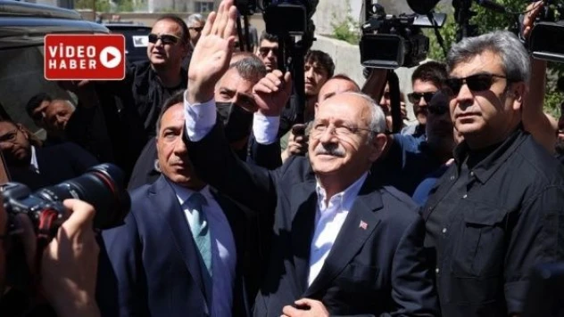 Kılıçdaroğlu Van'da bir aileyi ziyaret etti: &quotSaray'da herkesin bir eli yağda, bir eli balda&quot