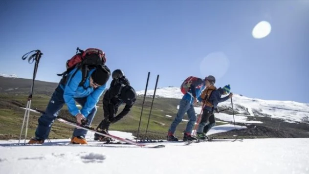 Erzurum'da 'dağ kayağı' keyfi devam ediyor!