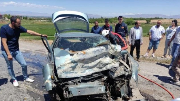 Malatya'da iki otomobil kafa kafaya girdi