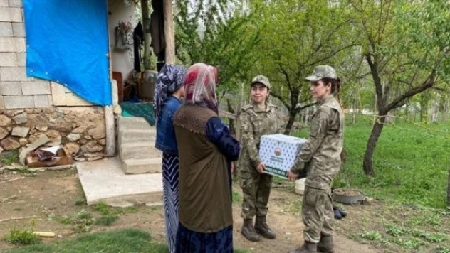 Mehmetçik, Hakkari'de ihtiyaç sahiplerine el uzattı