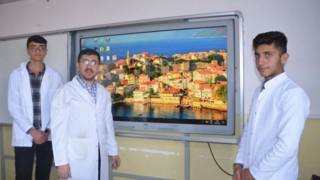 Muş'ta meslek lisesi öğrencileri akıllı tahtaları onarıyor