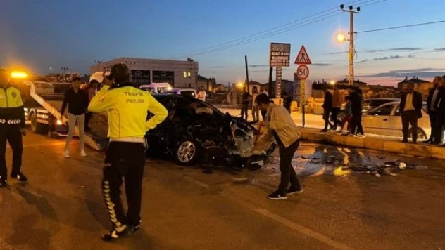 Van'da otomobil bariyere girdi!