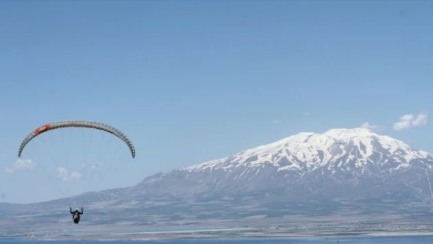 Paraşütçüler Doğu Anadolu'nun semalarında süzüldü