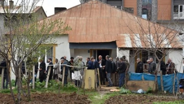 Yüksekova'da vatandaş asırlık bayramlaşma geleneğini sürdürdü