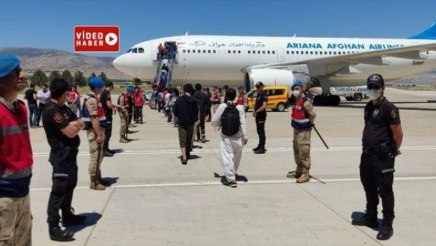 227 Afgan daha sınır dışı edildi
