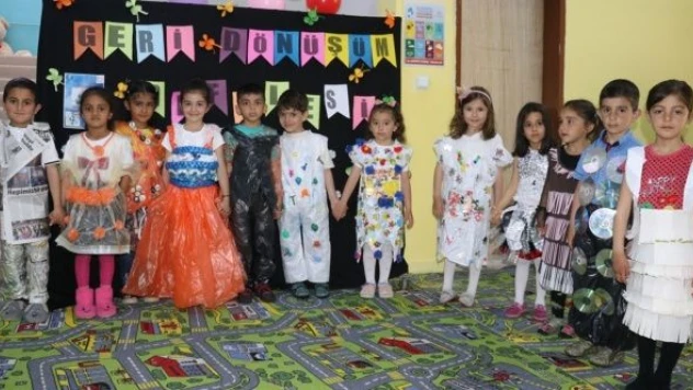 Ağrı'da anaokulu öğrencileri atık malzemelerle defile yaptı