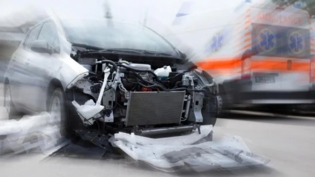 Erzincan'da otomobil bariyere girdi!