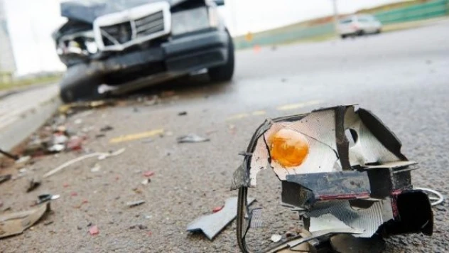 Erzincan'da otomobille hafif ticari araç birbirine girdi!