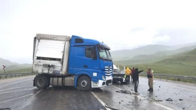 Erzurum'da TIR ile pikap birbirine girdi!