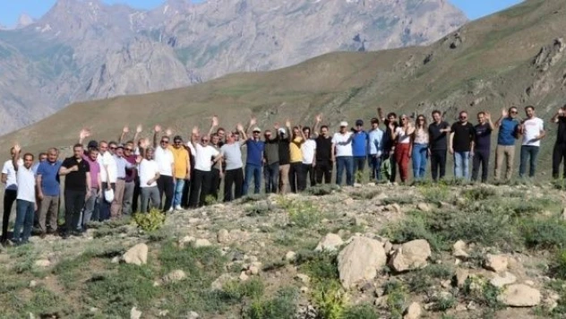 Hakkari'de eğitimciler için doğa yürüyüşü düzenlendi
