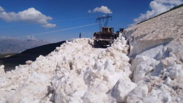 Hakkari'de haziranda karla mücadele devam ediyor!
