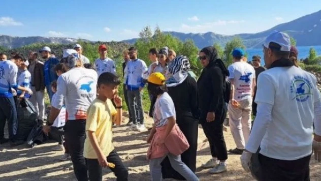 Van Gölü'nde çöp toplama ve kıyı temizliği gerçekleştirildi
