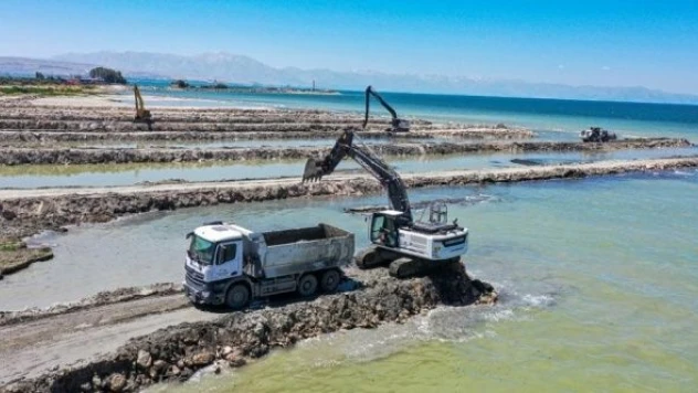 Van Gölü'nün zemininden 320 bin metreküp dip çamuru  çıkatıldı