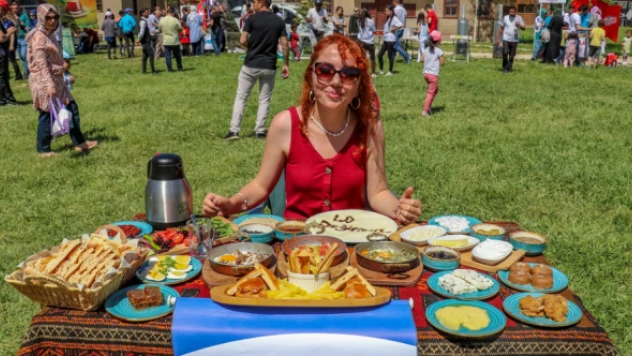 Van'ın yöresel lezzetleri 'Dünya Kahvaltı Günü'nde tanıtıldı