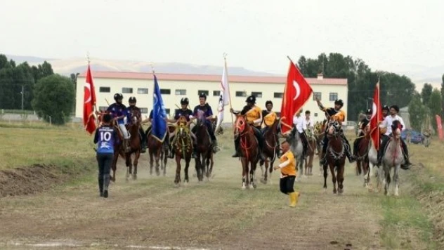 Ağrı'da 'Mahalli At Yarışları Şenliği' düzenlendi