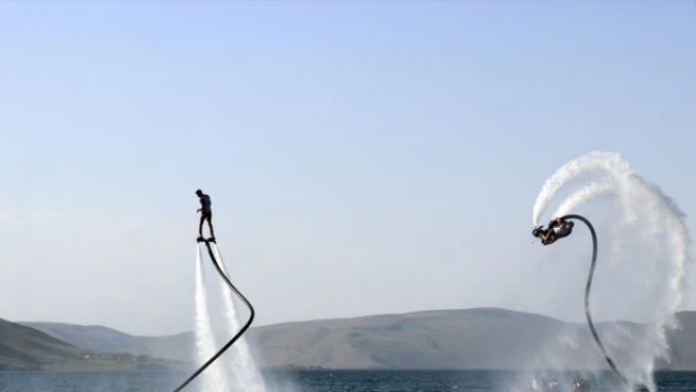 Ağrı'daki 2 bin rakımlı Balık Gölü, flyboard sporcularını ağırladı