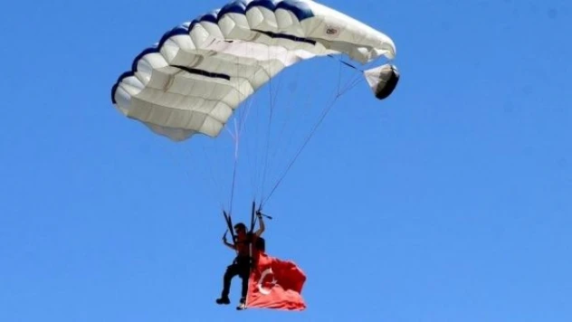 Avusturalyalı sporcu Erzincan'da Türk bayrağıyla atlayış yaptı