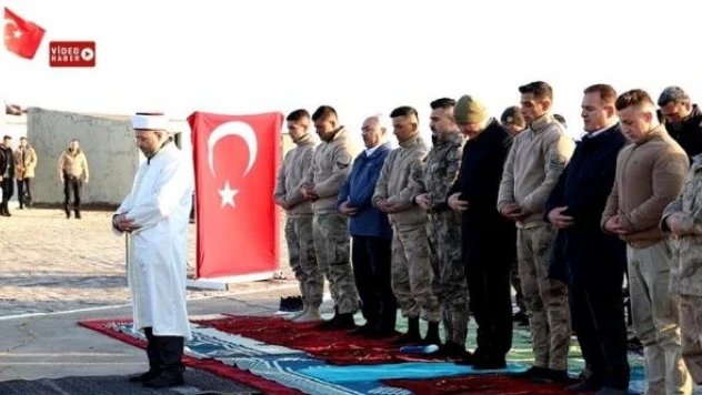 Bakan Soylu, bayram namazını Yüksekova'da askerlerle kıldı