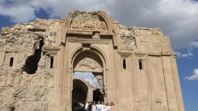 Başkale'nin güzellikleri görenleri kendine hayran bırakıyor