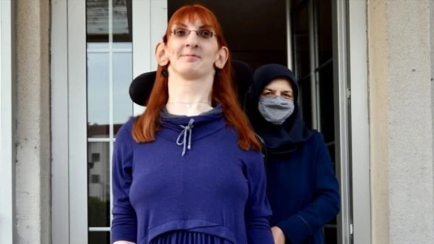 2 metre 15 santimetre... O dünyanın en uzun kadını... İlk uçak seyahatini yapacak