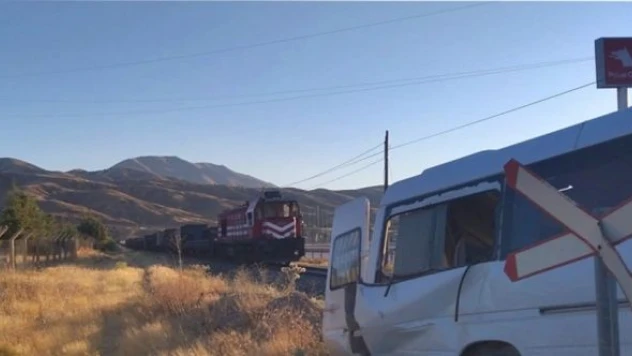 Elazığ'da yük treni minibüse çarptı