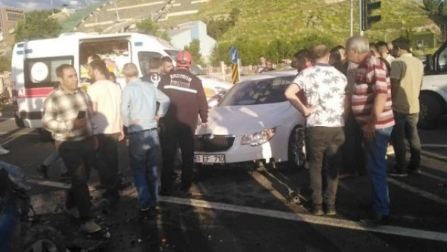Erzurum'da iki otomobil kafa kafaya girdi