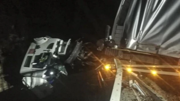 Erzurum'da korkunç TIR kazası! Asılı kaldılar