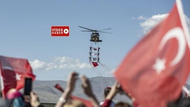 Erzurum'da Türk Yıldızları ve Çelik Kanatlar nefes kesti