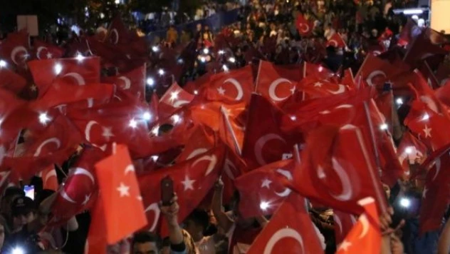 Erzurum'da vatandaşlar ellerinde Türk bayraklarıyla 15 Temmuz şehitlerini andı