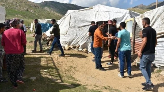 Hakkari'de besiciler 2 bin 800 rakımda böyle bayramlaştı