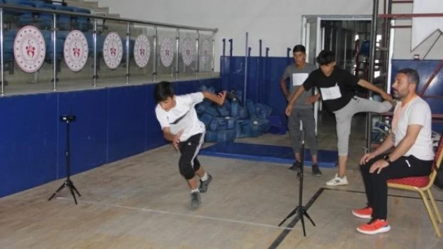 Hakkari'de öğrenciler spor lisesi için ter döktü
