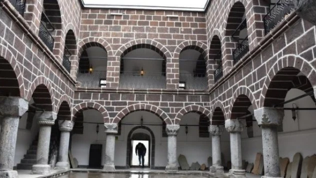 Hakkari'deki açık avlulu medrese görenleri büyülüyor