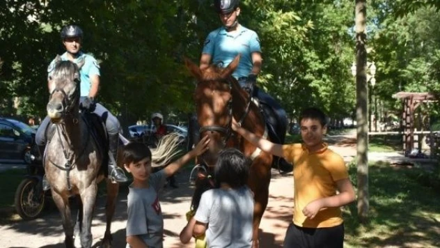 Malatya'da atlı jandarma timine çocuklardan ilgi!