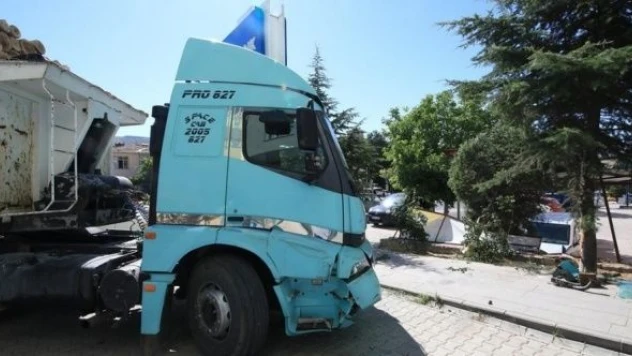 Malatya'da freni boşalan kamyon bakın nasıl durdu?