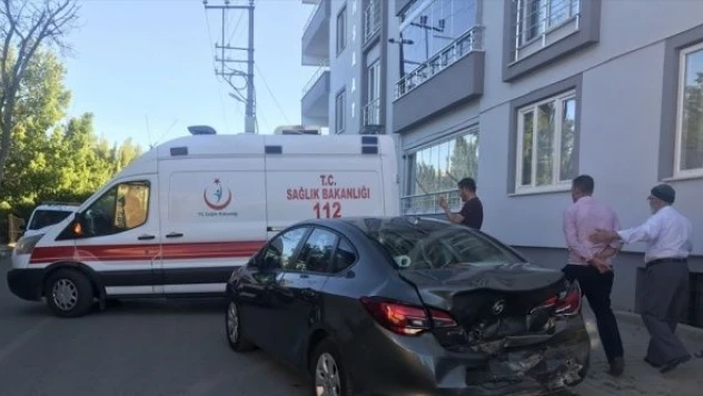 Malatya'da otomobil park halindeki araca çarptı