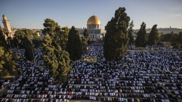 Mescid-i Aksa'da bayram namazı 150 bin kişiyle kılındı