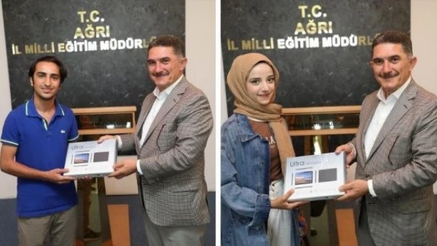 Milletvekili Çelebi, YKS'de başarılı olan öğrencilere hediye verdi