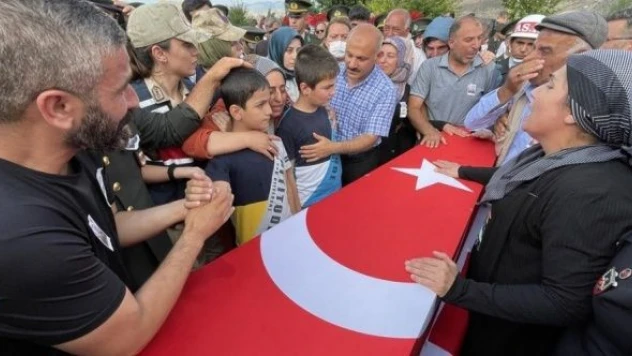 Şehit eşinden yürek yakan feryat:  "Onları mutlu etmeyeceğiz"